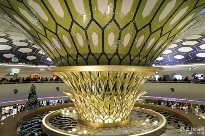 在阿联酋阿布扎比国际机场等候转机,阿联酋的