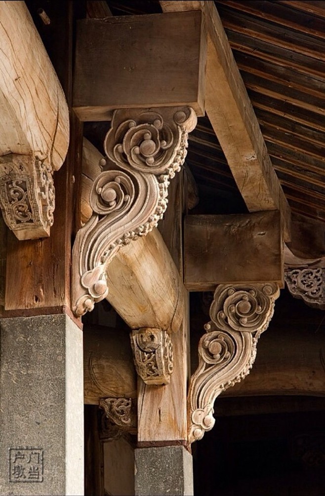 中国古建之雀替雀替是中国古建筑的特色构件之一是安置于梁或阑额与柱