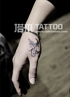 com 虎口位置小金鱼纹身图案 1 tamtattoo.com