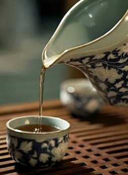 com 一杯茶掺来倒去,还是一杯茶.放下千思万虑,才是茶道功夫.