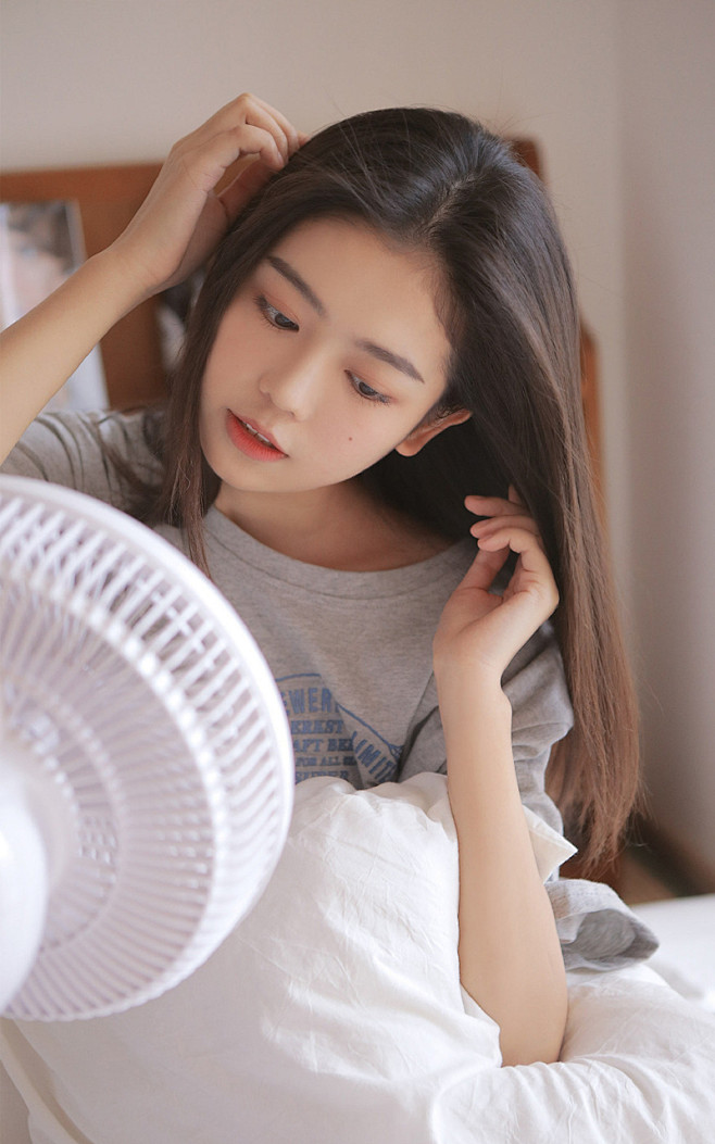 床上美女性感长腿撩人大胆写真[4/16]_性感美女_美桌网