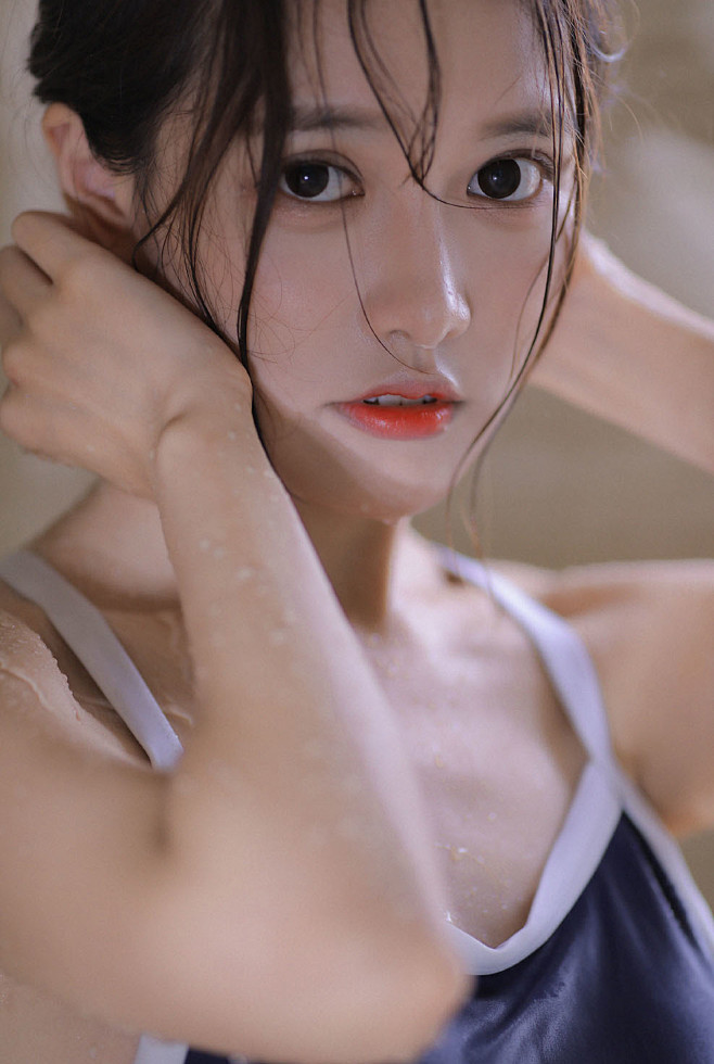 长得漂亮好看的紧身衣死库水美女浴室玩水性感写真套图
