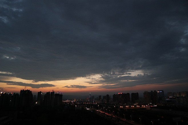 黎明前的城市