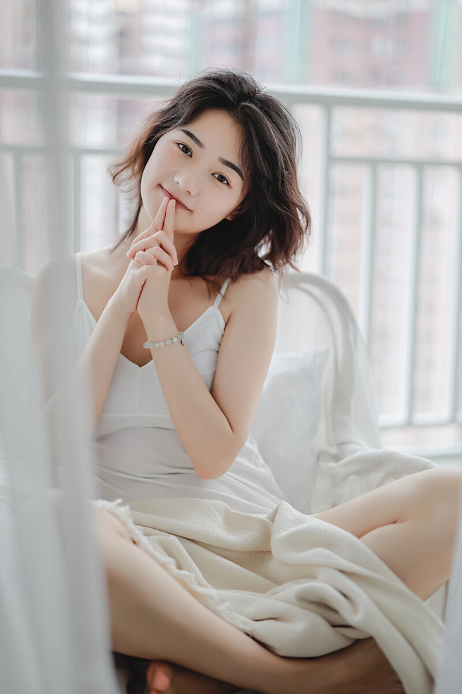 极品美女吊带裙性感深v诱惑写真[2/9]_性感美女_美桌网
