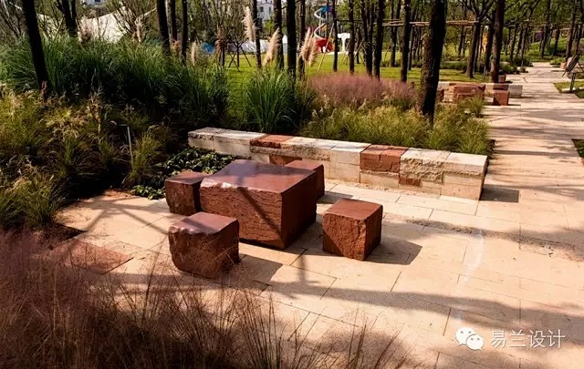 ECOLAND易兰:成都麓湖红石公园景观设计--棋语林中的方形的红石桌椅是专门为喜爱棋牌文化的成都人准备的，场地边穿插的矮墙形成场地的归属感。