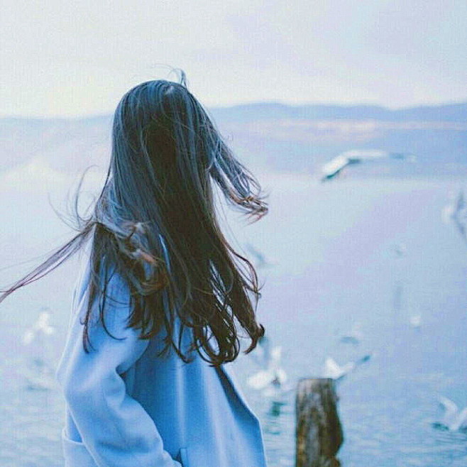 已调色蓝色系女生头像小清新背影唯美
