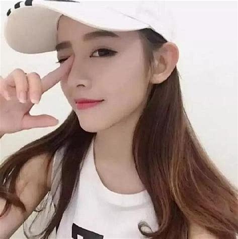 戴帽子美女头像