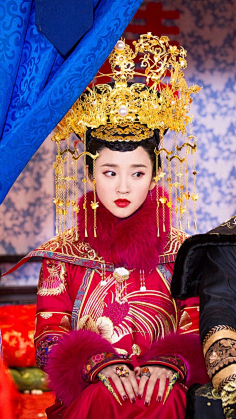 身着凤冠霞帔,铺上十里红妆
