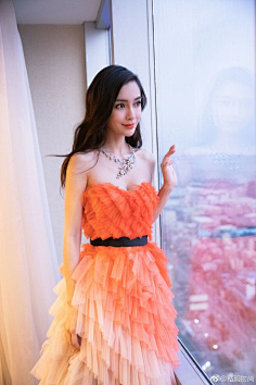 com angelababy 出席某活动,身着viktor & rolf礼服,优雅明媚粉.