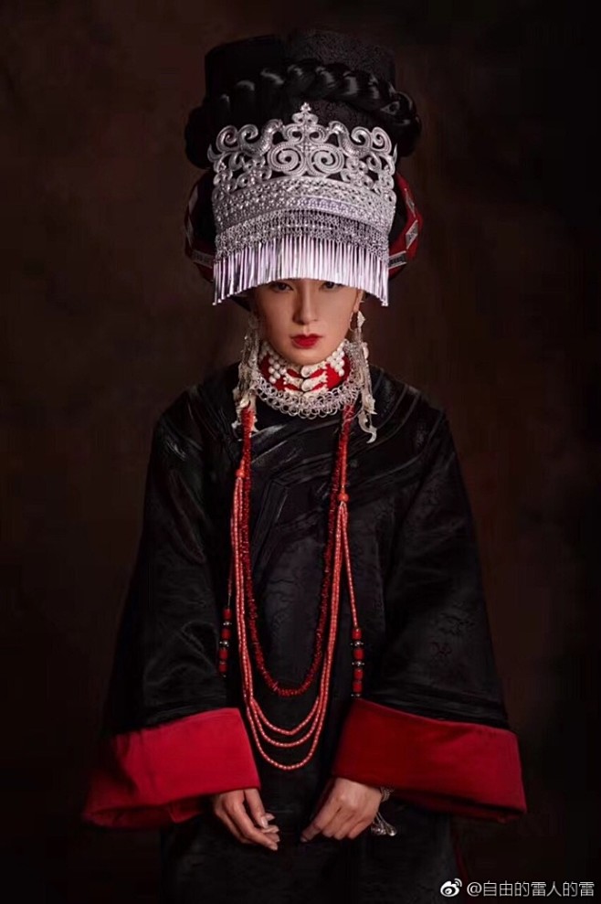 早安着盛装的彝族少女服装搭配阿宽造型贾雷摄影海洋模特马嘿阿依诗莎