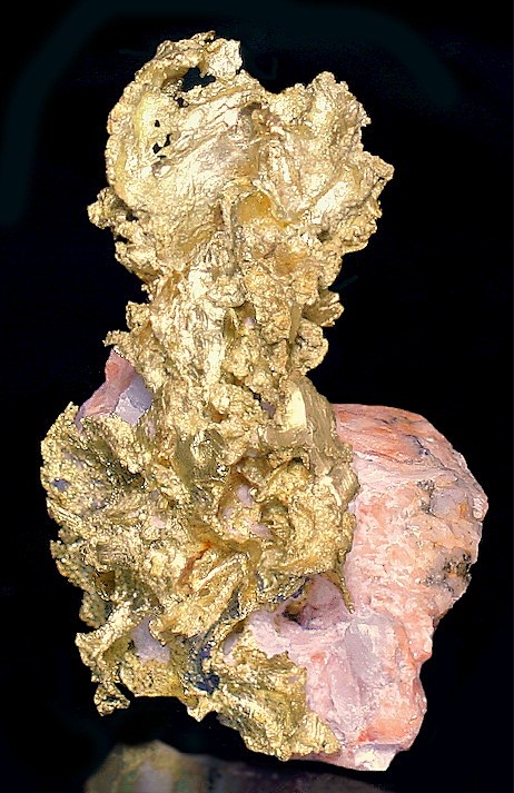 rarenativegoldsetalongsideandrisingatoppinkfeldspar