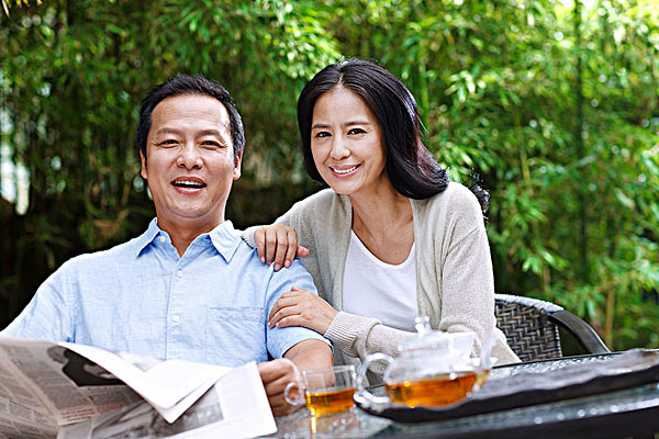 手搭在肩膀上图片