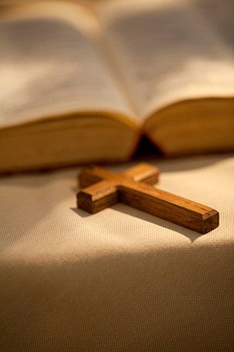 书天主教教义基督教十字架十字形gic7339950woodencrucifixandabookin