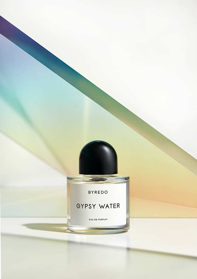 卡罗琳莱明carolineleeming为spacenk拍摄的byredoblanche香水