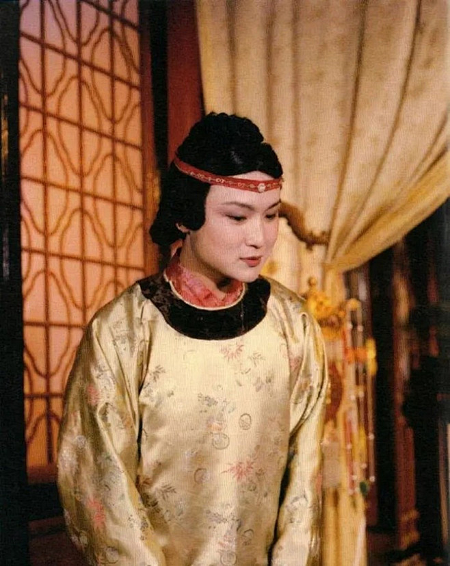 红楼梦中欧阳奋强饰演贾宝玉