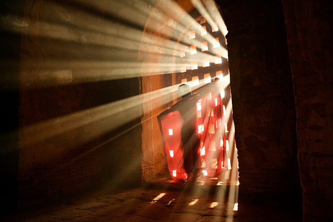 宗教信仰光芒知识智慧亮光希望小孩成长张开双臂