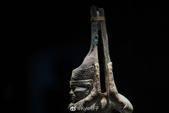 商晚期青铜跪坐扭头人像三星堆遗址出土四川博物院