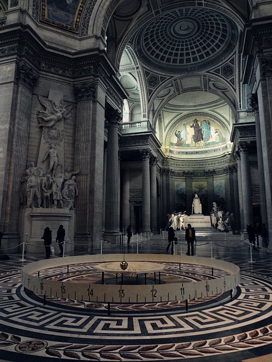 著名的傅科摆实验就在先贤祠中央,直到今天仍