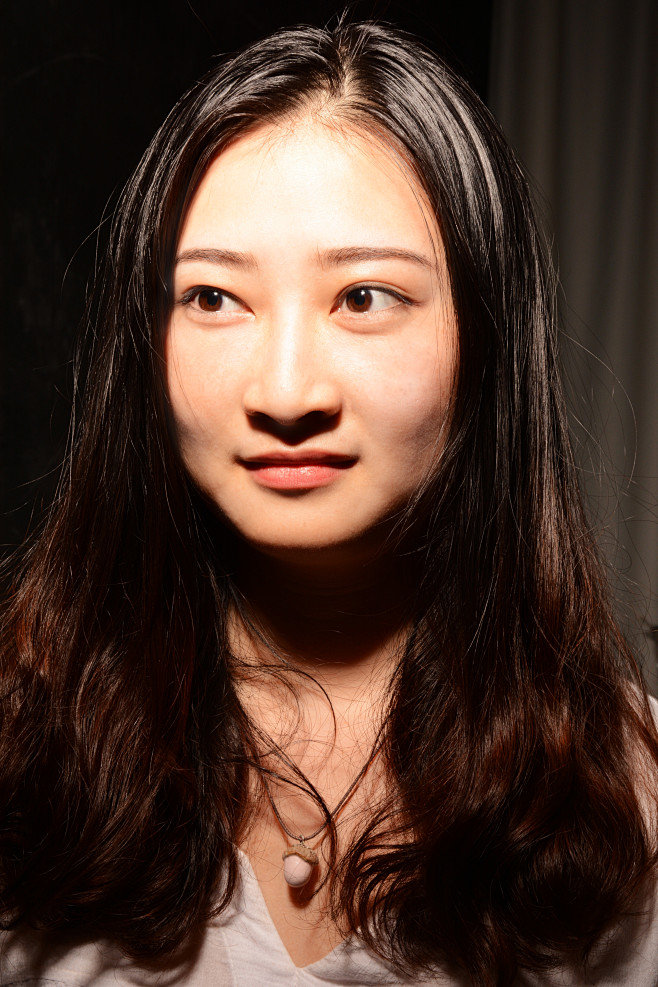 蝴蝶光这种打光呈现出来的效果是鼻翼下方的阴影呈蝴蝶状两个灯一个灯