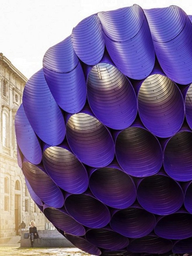 葡萄牙波尔图历史中心紫色月饵美陈装置