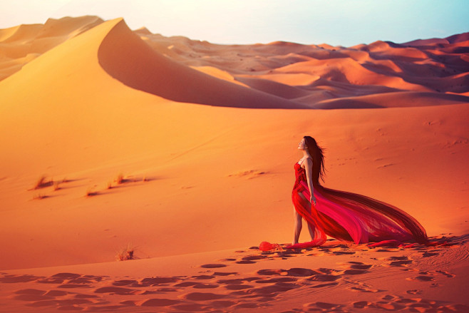 库木塔格沙漠美女图片