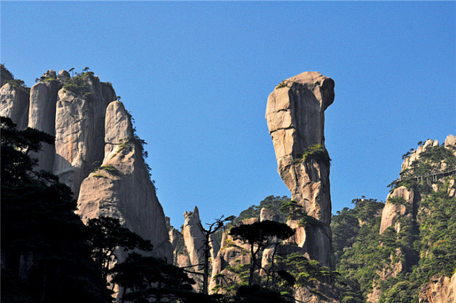 三清山又名少華山,丫山,位於中國江西省上饒市玉山縣與德興市交界處