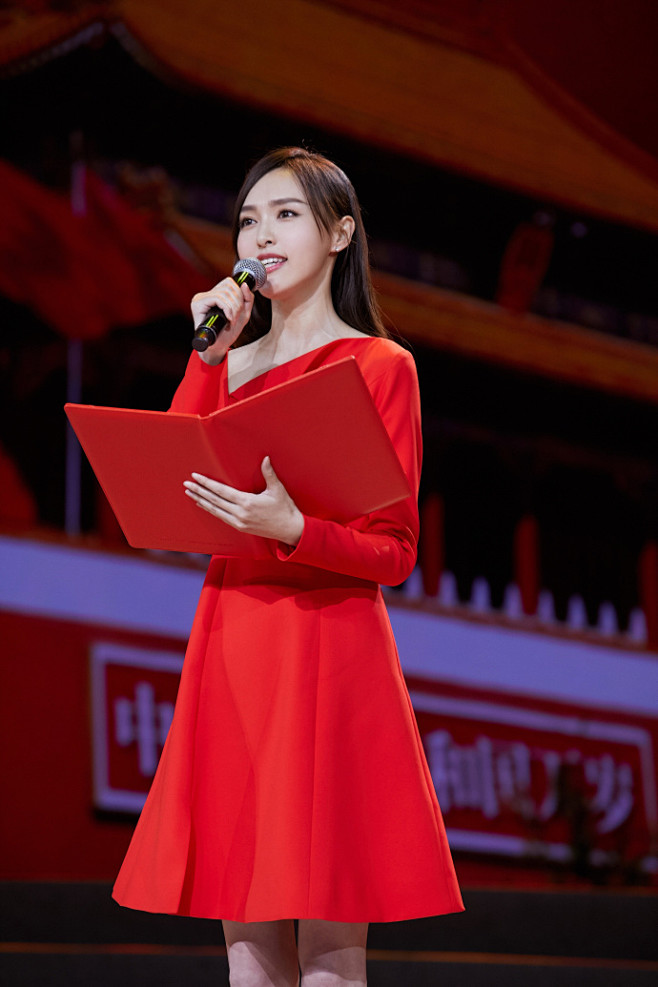 在家乡上海登上诗歌朗诵会的舞台与30多位演艺名家一起深情朗诵优雅又