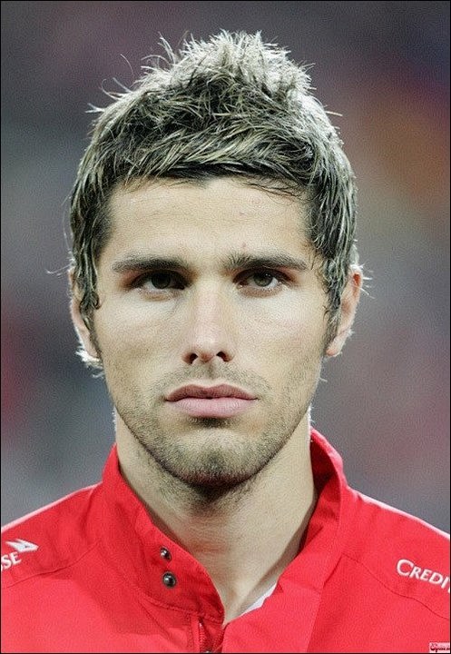 运动员,担任中场,现在效力于英超的西汉姆联足