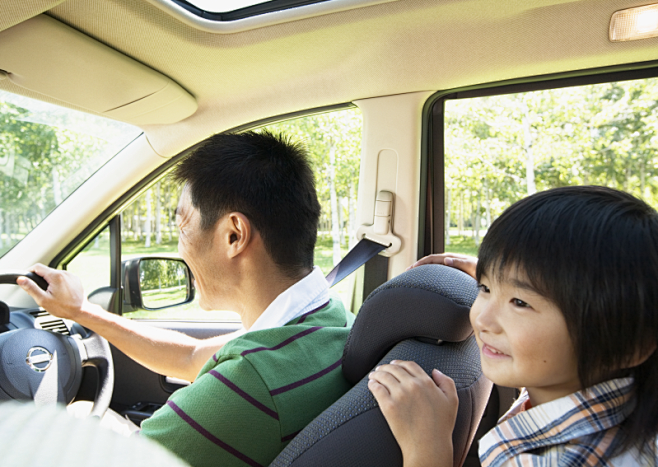 开车的爸爸和儿子图片