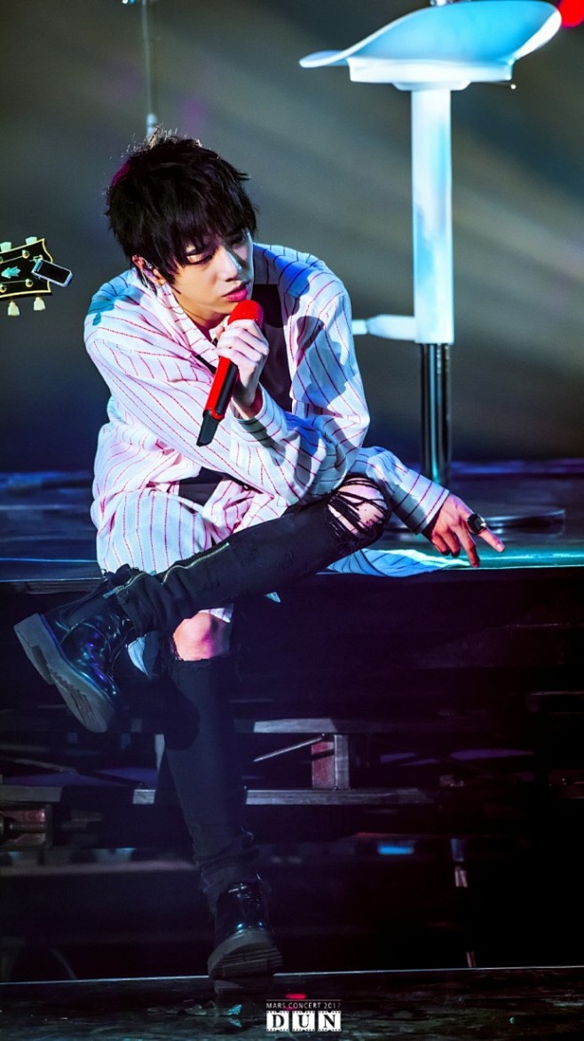 华晨宇2017华晨宇火星演唱会蹲着唱坐着唱华晨宇yu华晨宇火星演唱会