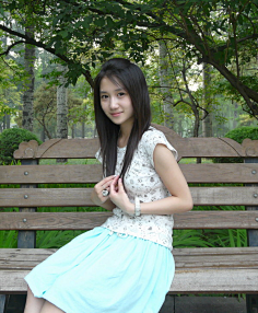 简三三采集到女子|倾城