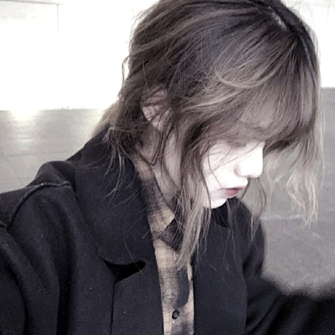 温柔的月亮被揉碎成一撮星星 融化在你的眼睛