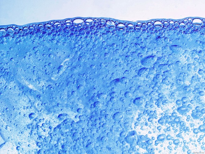 冰水水面水泡气泡水的运动液体饮料补水透明清澈干净广告背景两种介质