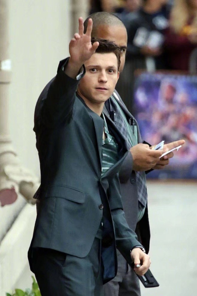 当地时间5月9日,荷兰弟Tom Holland离开鸡毛节