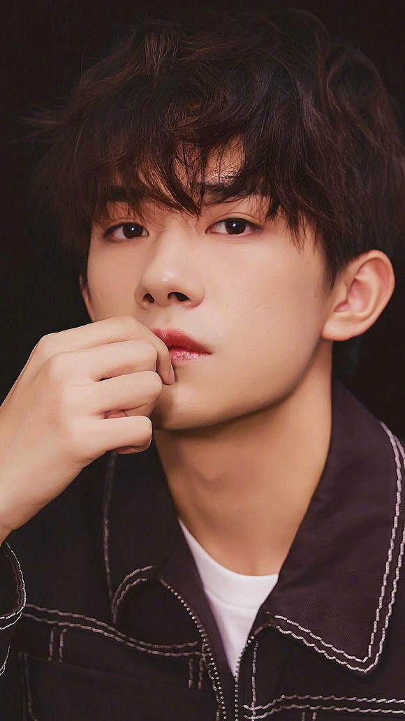 【图片】易烊千玺【180727】壁纸集_易烊千玺