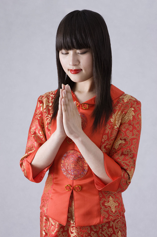 合手祈福的女人图片