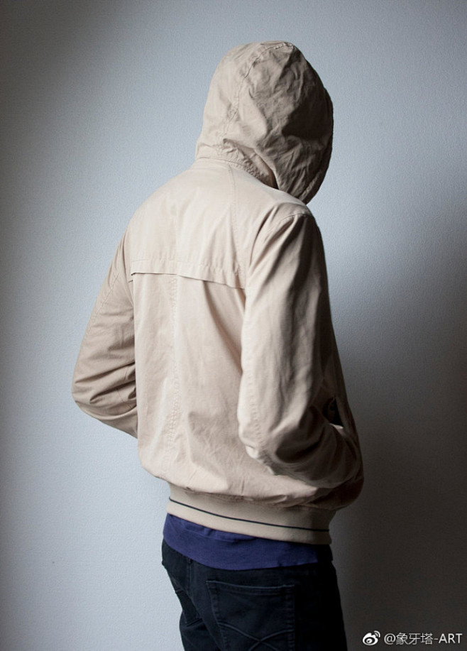 com #绘画参考# 兜帽男  网站貌似莫名其妙的好了 关键词:静态速写