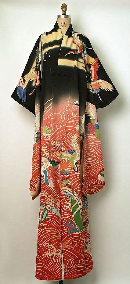 根据袖子长度分为大振袖,中振袖和小振袖,大振袖为正礼服,必入五纹;中