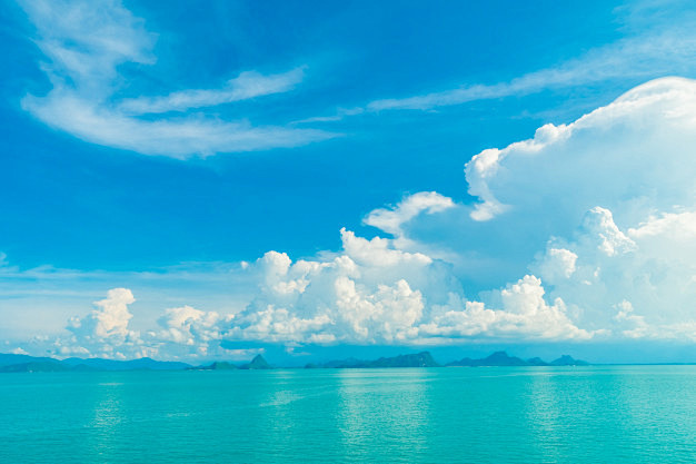 美麗的白雲在蔚藍的天空和海洋或海洋上免費照片