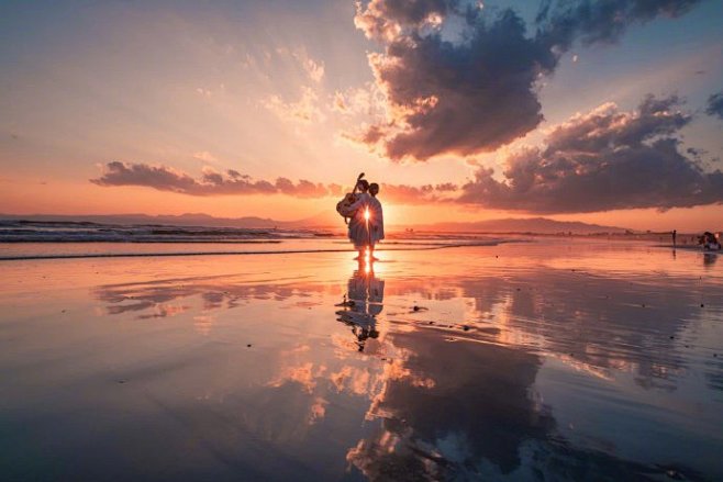 江之岛的夕阳.樱木和晴子就在这样美丽的地方