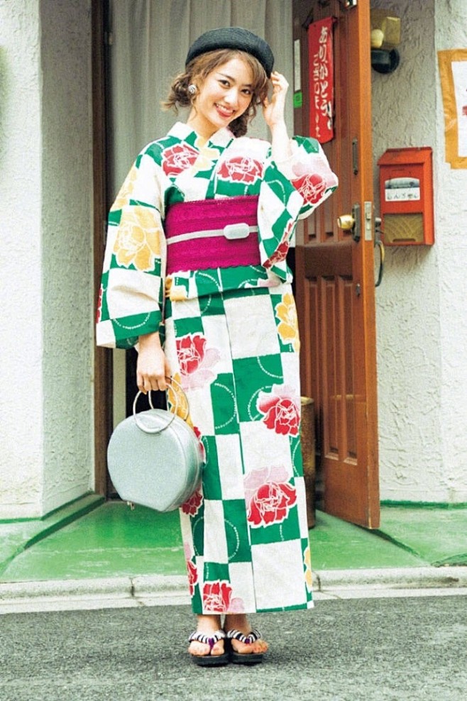 日本夏日街头的浴衣女子 俨然成了一道美丽的风景你最喜欢哪个呢