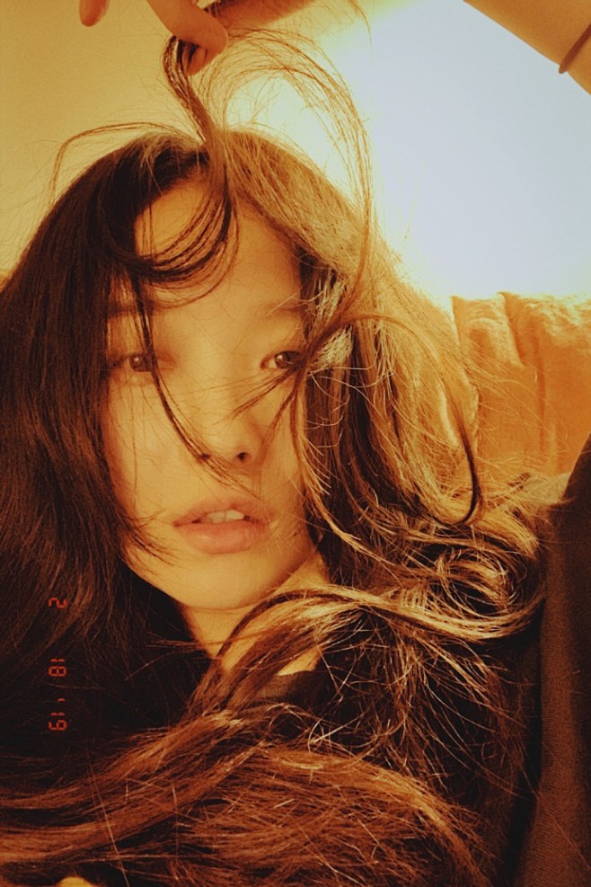 组图倪妮卷发凌乱慵懒迷人对镜托腮咬唇性感十足2月19日晚倪妮工作室