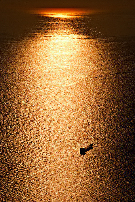 大海里的一叶孤舟图片