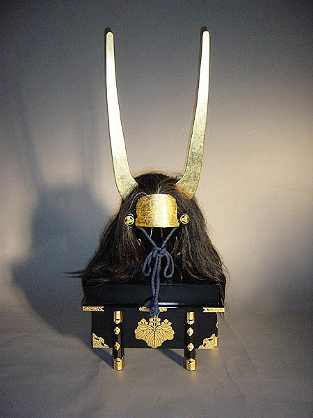 日本武士头盔上的装饰图片