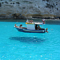 佩拉杰群岛（Pelagie Islands）位于地中海中部，海水透明得宛如船漂浮在蓝天上