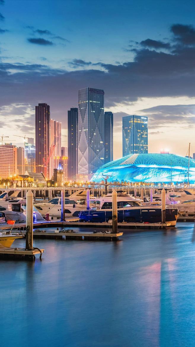 大连现代广场建筑和金色沙滩