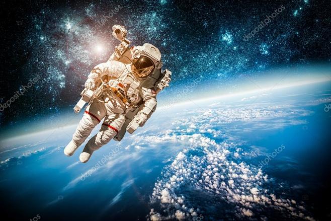 宇航员在外层空间行星地球的背景这幅图像由美国国家航空航天局提供的
