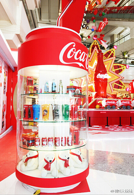 朝阳大悦城可口可乐嘉年华高达10米的巨型可口可乐弧形瓶让人眼前一亮