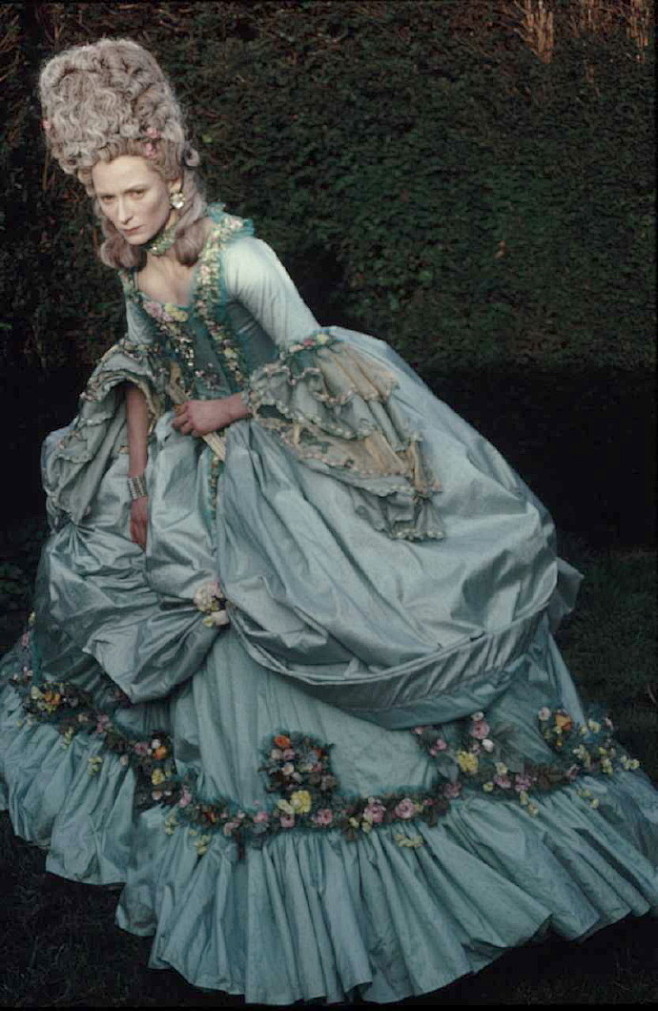 服装# 影史上很有名的一件戏服,蒂尔达在《奥兰多》中穿的这条洛可 