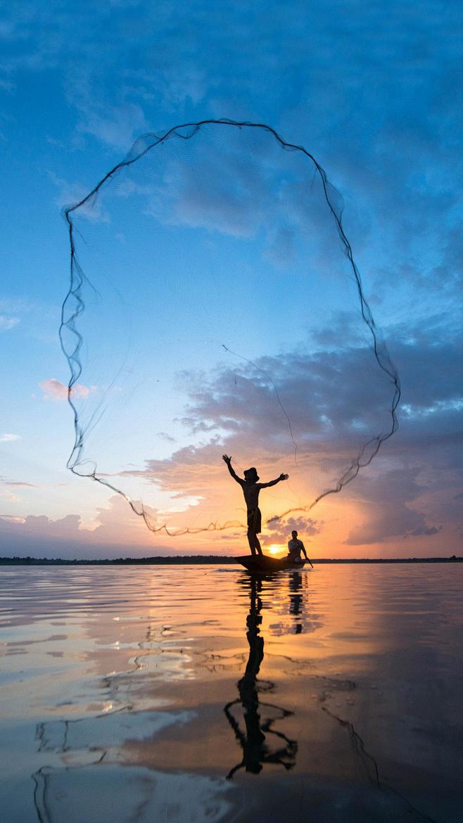 撒网捕鱼是一门传统技术需要掌握一定的技巧才能有足够的收获